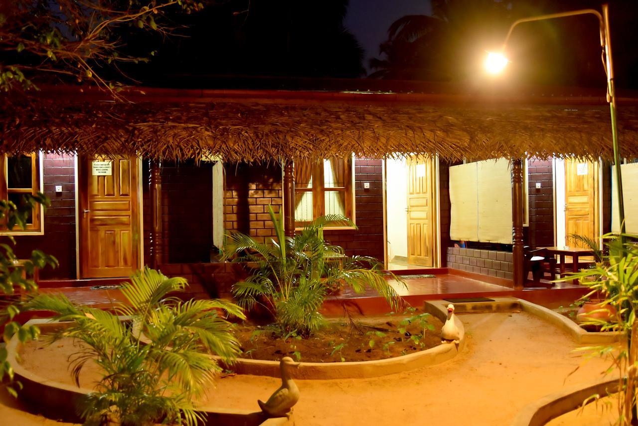 Naaval Beach Villa & Rooms バッティカロア エクステリア 写真