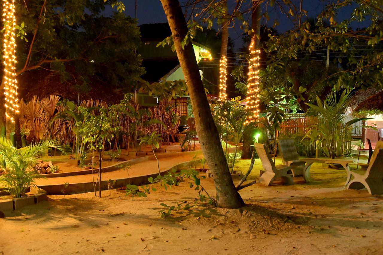 Naaval Beach Villa & Rooms バッティカロア エクステリア 写真